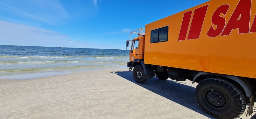 Łeba. O krok od tragedii. Na uszkodzonym jachcie motorowym znajdowały się trzy osoby. Udana akcja ratowników z Łeby 17.04.2022 r.