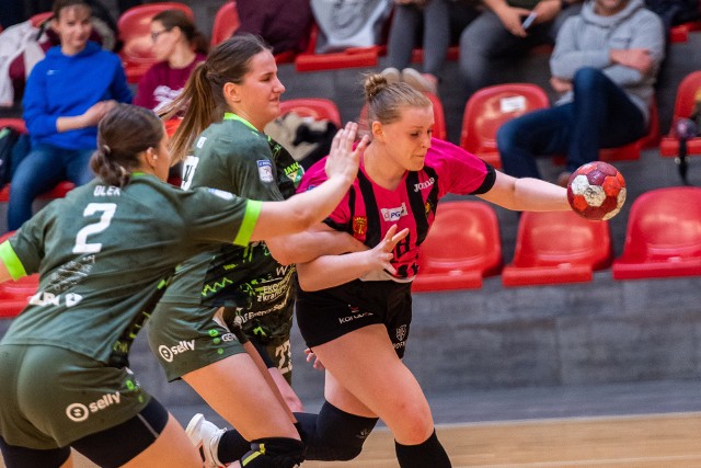 Julia Jasińska (z piłką) przenosi się z Suzuki Korony Handball Kielce do Piotrcovii Piotrków Trybunalski.