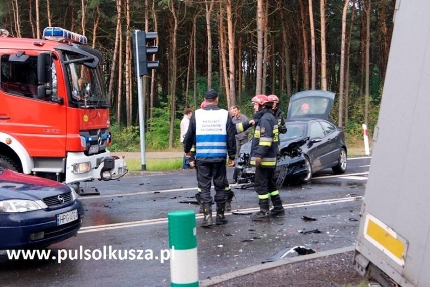 Wypadek w Olkuszu: osobówka wjechała pod ciężarówkę [ZDJĘCIA]
