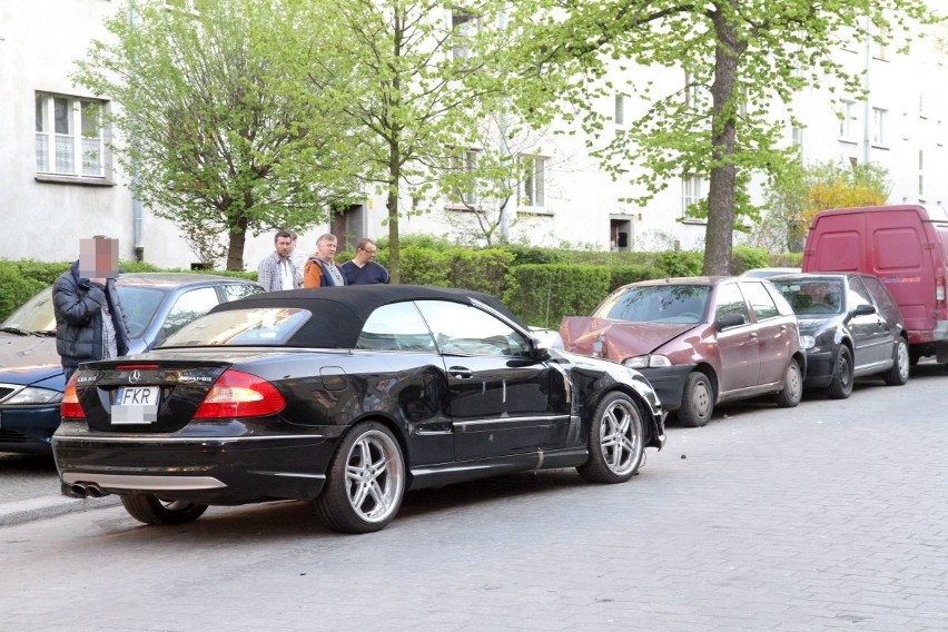 Wypadek na Mieleckiej. 600-konny mercedes staranował cztery samochody