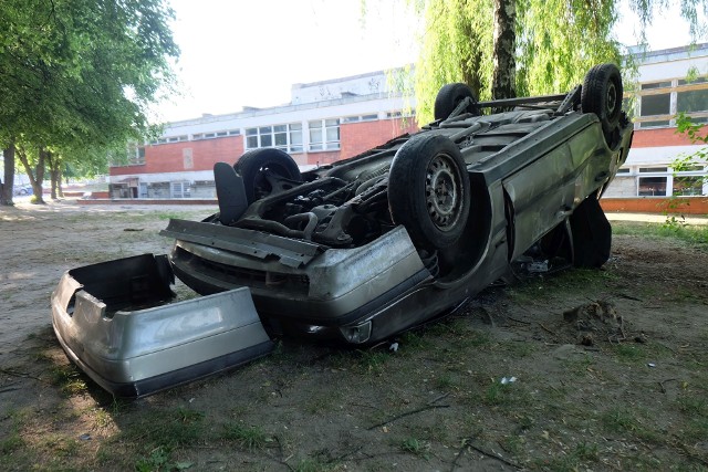 Tak wyglądał kampus Politechniki Białostockiej po weekendzie. W pobliżu akademików ktoś zdewastował i przewrócił na dach osobowe volvo.