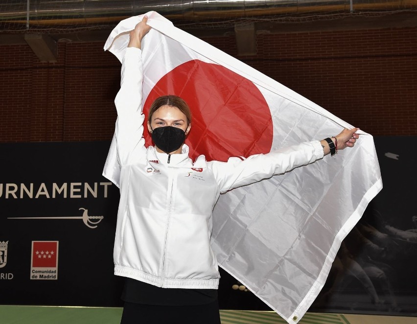 Martyna Jelińska z flagą Japonii. Florecistka AZS AWF Poznań...