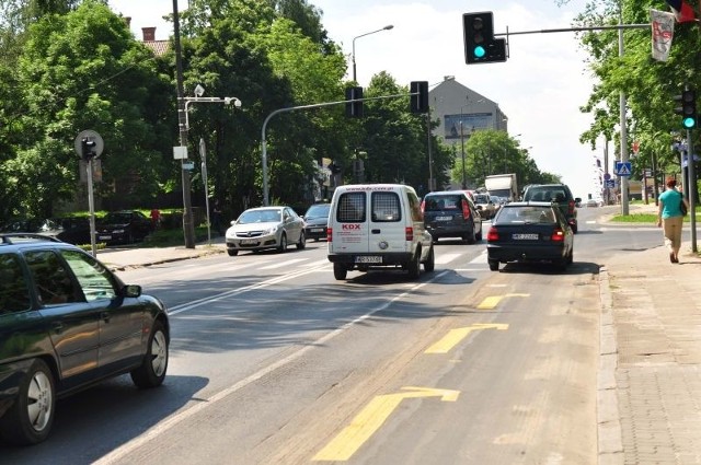 Wielu kierowców nie patrzy na żółte strzałki wymalowane na jezdni i jedzie prosto, zamiast skręcić w ulicę Kelles &#8211; Krauza.