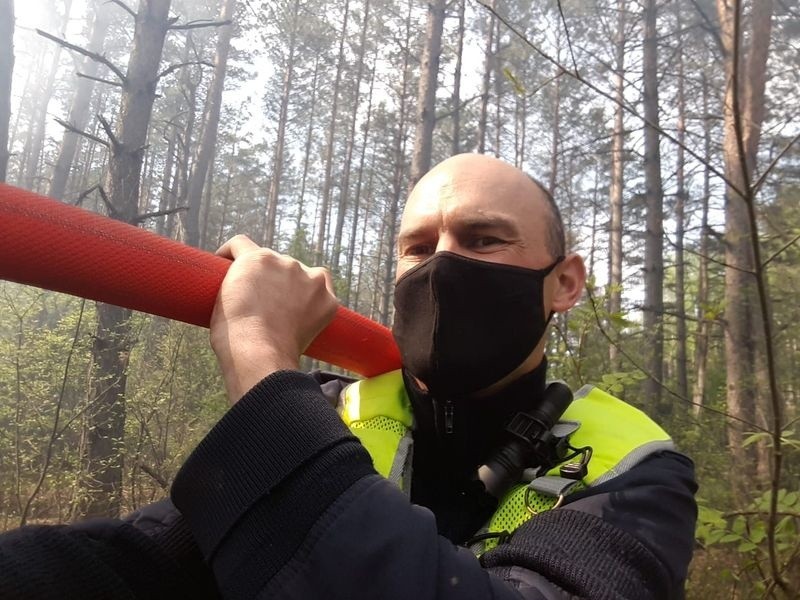 Istok. Policjanci z hajnowskiej „drogówki” jako pierwsi dotarli na miejsce pożaru lasu. 