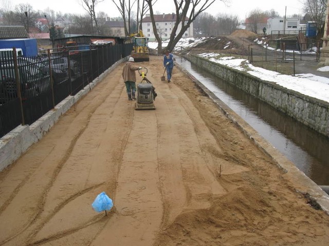 Trwa budowa promenady nad rzeką Bytową.