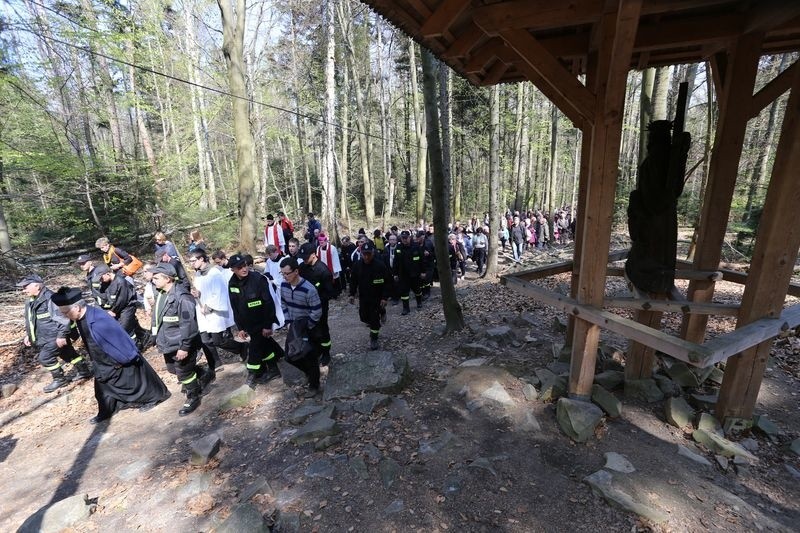 Wielkopiątkowa Droga Krzyżowa na Święty Krzyż