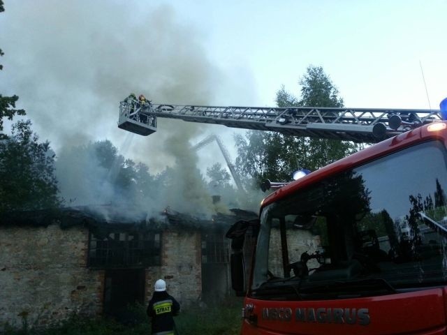 W akcji wzięło udział 16 jednostek straży pożarnej. Strażacy użyli drabiny oraz podnośnika hydraulicznego ze Skarżyska.  