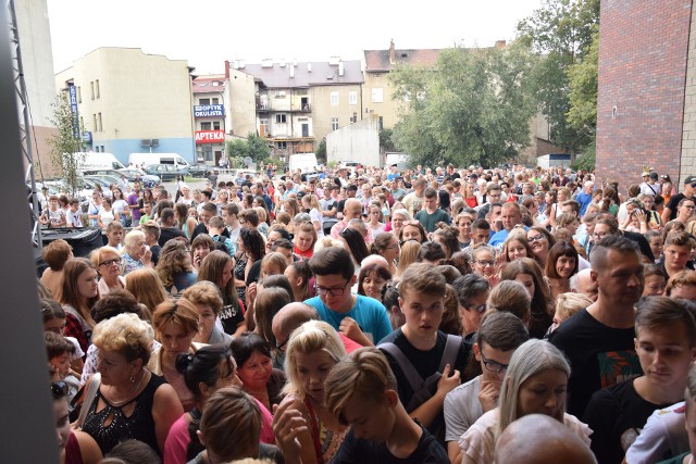 Stara Ujeżdżalnia to pierwszy tak duży obiekt handlowy w Jarosławiu. Jutro (sobota 31 sierpnia) na terenie PWSTE w Jarosławiu koncerty związane z otwarciem galerii. O godz. 17.15 - 4 Dreamers, o godz. 19 - Natalia Nykiel, o godz. 20.45 Grzegorz Hyży, o godz. 22.30 LemON.