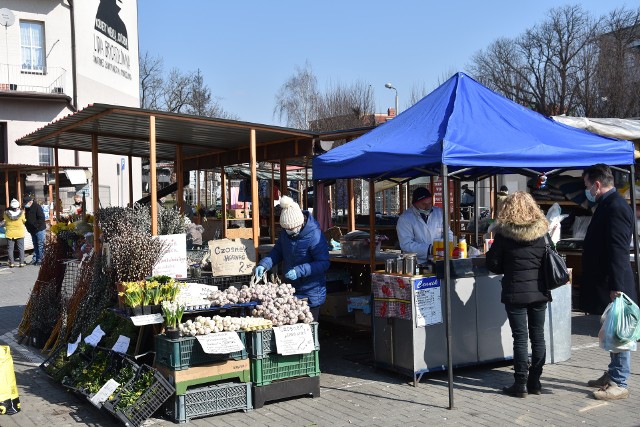 Warzywa na targowisku w Rybniku zdrowsze niż z marketu. Są już kwiaty doniczkowe