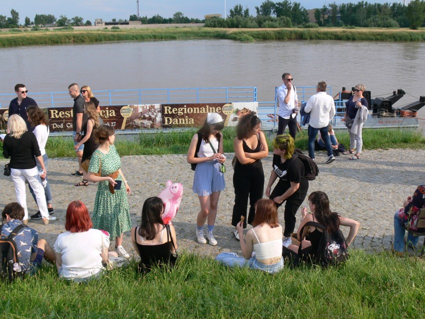 W Sandomierzu proklamowano Światowy Dzień NieZwykłości. Ustanowiono rekord w jednoczesnym śpiewaniu piosenki "Lubmy się trochę" [WIDEO]