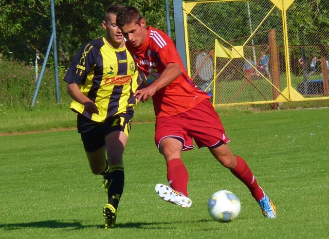 Przemysław Brzeziański (czerwony strój) strzelił jesienią siedem bramek w piętnastu ligowych meczach