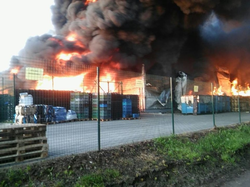 Pożar hali produkcyjnej firmy Hajduk w Lipinkach (pow....