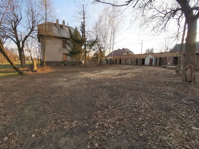 Tak obecnie wygląda plac oraz budynek dworca kolejki wąskotorowej w Gr&oacute;jcu.