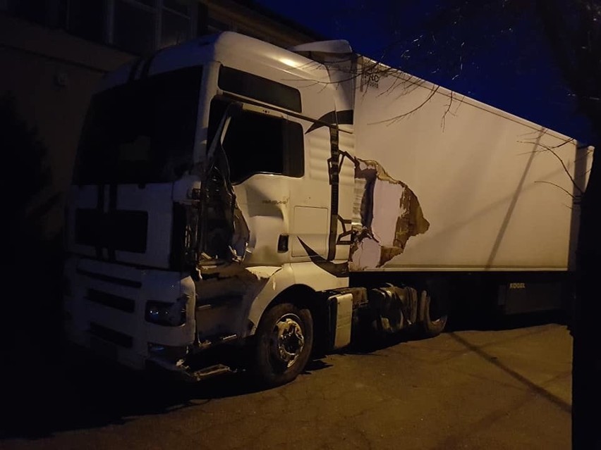 Wypadek w Brzegu Głogowskim. Tir wjechał w mur przy budynku (ZDJĘCIA)