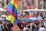 Manifestacja pod Dworem Artusa 23.07. Środowiska LGBT protestowały przeciwko nienawiści pod hasłem „Strefa wolna od stref”