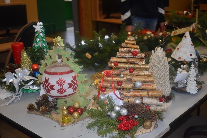 Uczniowie Zespołu Szkół w Gorzycach walczyli w konkursie na najpiękniejsze stroiki świąteczne (ZDJĘCIA)