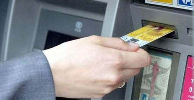 Karty mogą być kopiowane w sklepach, restauracjach, na stacjach benzynowych, w zasadzie w każdym punkcie gdzie można dokonywać płatności kartami.
