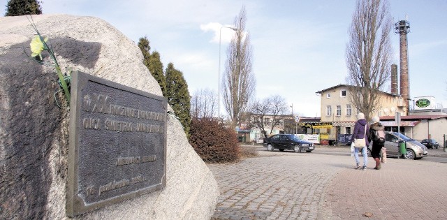 Obelisk poświęcony papieżowi Janowi Pawłowi II w Lęborku. 