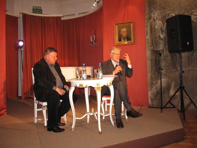 Świat biało - czarny nie jest światem Gombrowicza - mówił Andrzej Seweryn podczas spotkania w Muzeum Witolda Gombrowicz we Wsoli. Z lewej prowadzący spotkanie, Tomasz Tyczyński.