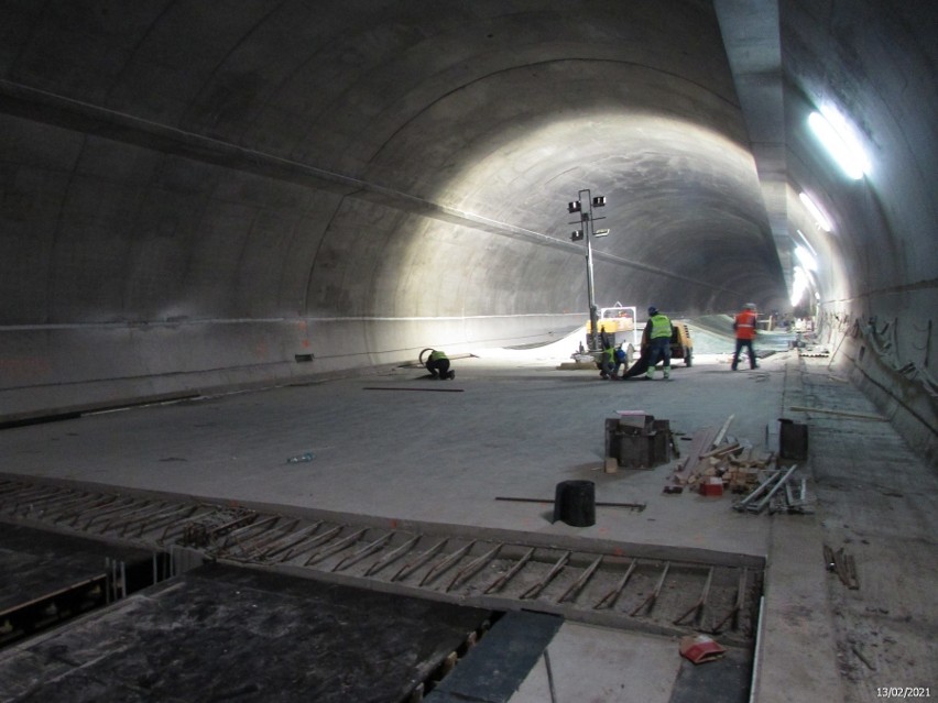 W tunelu zakopianki drogowcy wylali pierwszy fragment przyszłej jezdni. To ostatni etap prac, ale czas mocno goni [ZDJĘCIA]
