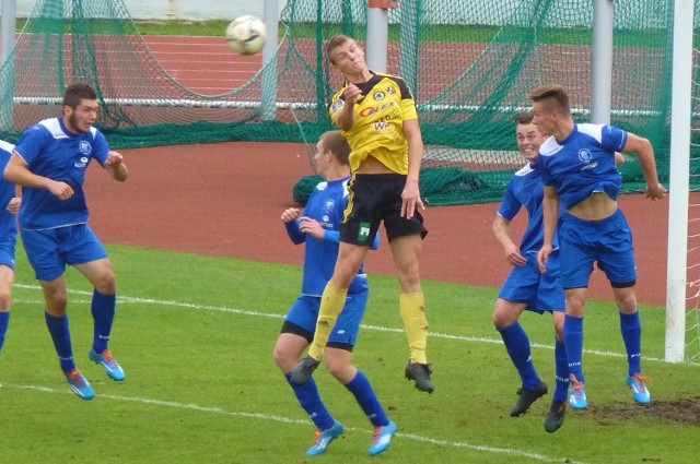 Piłkarze Bałtyku Koszalin (niebieskie stroje) zmierzą się na swoim boisku z Raselem Dygowo.