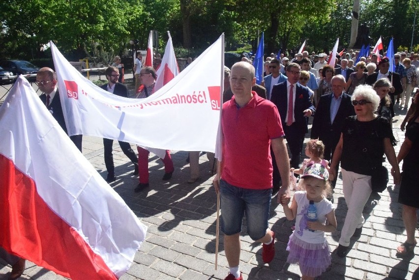 Pochód pierwszomajowy ulicami Kielc. Uczestniczyło w nim dwieście osób [WIDEO, zdjęcia]