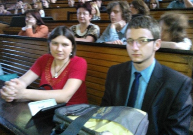 Damian Paciuch ze swoją nauczycielką fizyki i jednocześnie wicedyrektorką liceum - Marzeną Saladrą na Uniwersytecie Warszawskim.  