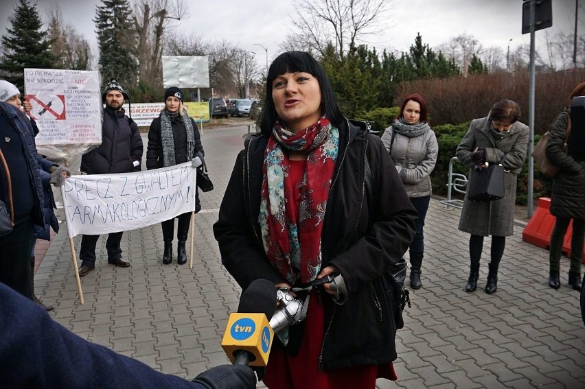 Przed sądem przy ul. Kamiennogórskiej pikietowały osoby...