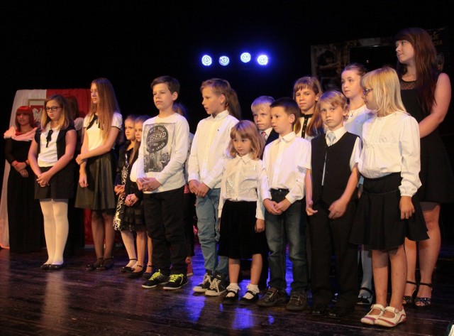 Uroczyste pasowanie uczniów. Robert Grudzień wręczał symboliczne kamertony słuchaczom nowej, radomskiej szkole muzycznej.