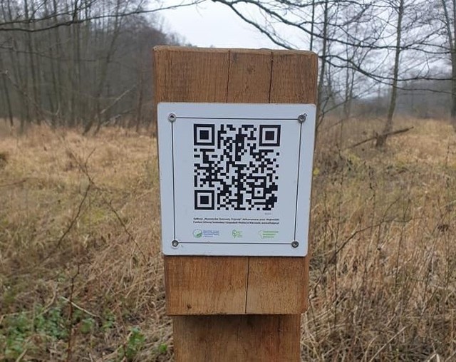 Słupki z kodami QR można znaleźć na terenie Królewskich Źródeł.