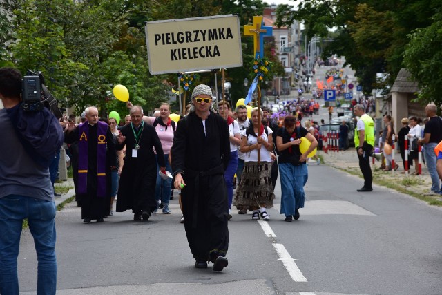 O godzinie 14 uczestnicy 40. Kieleckiej Pieszej Pielgrzymki na Jasną Górę dotarli do Bazyliki Katedralnej w Kielcach. Witała ich spora grupa osób - rodziny, przyjaciele, znajomi. O 14.30 rozpoczęła się msza święta w katedrze. Przewodniczył jej ksiądz biskup Marian Florczyk, razem z nim koncelebrowali ją biskup Jan Piotrowski, Andrzej Kaleta oraz spora grupa księży.Galeria zdjęć z powitania pielgrzymów przy katedrze i mszy w bazylice katedralnej na kolejnych slajdach>>>(dor)