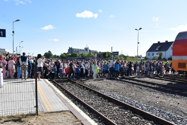 Takie tłumy na człuchowskim dworcu nie zdarzają się często - wszyscy chcieli się przejechać pociągiem "Człuchowski Podróżnik" do Czarnego.