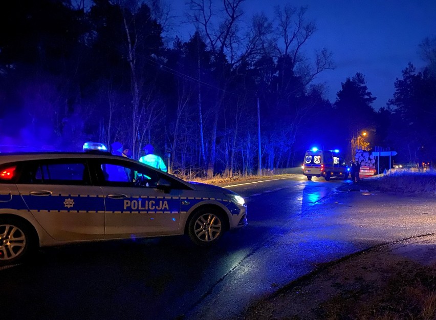 Wypadek w Łęgu Przedmiejskim, 22.11.2021. Rowerzysta potrącony przez ciężarówkę przewożącą drewno. Zdjęcia