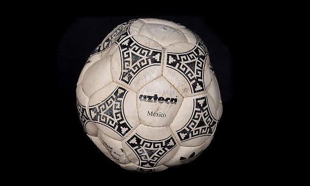 Piłka „Azteca”, którą Diego Armando Maradona zdobył dwie...