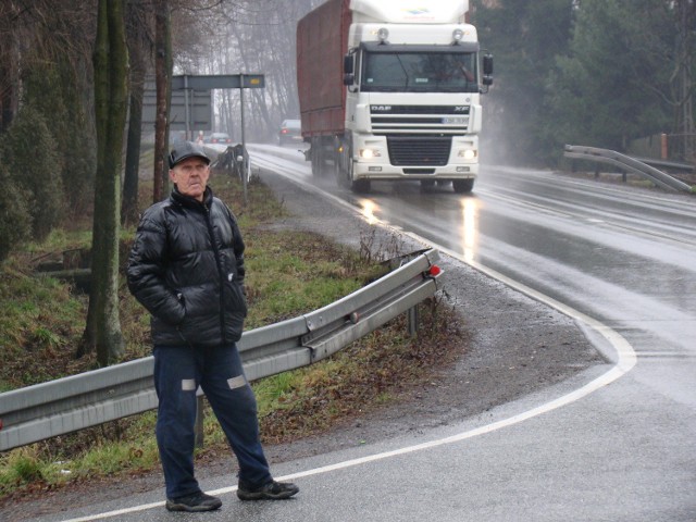 Edward Osiecki z  Grojca podkreśla, że kierowcy często łamią obowiązujące ograniczenie prędkości przy zjeździe z Góry Grojeckiej