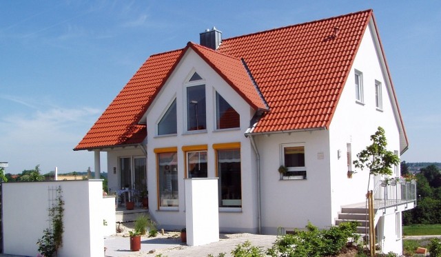 Dach w naturalnym kolorze dachówki oraz biały tynk to bardzo klasyczne zestawienie. Ale wybierając kolor dachu, możemy zastanowić się też nad innymi opcjami.