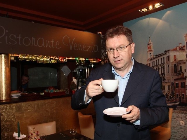 Jarosław Baliński, właściciel resturacji Venezia, proponuje kawę i herbatę dla seniora za symboliczną złotówkę. (fot. Łukasz Zarzycki)