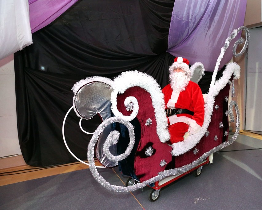 550 dzieci na Mikołajkach w Morawicy! Święty Mikołaj przyjechał do nich na... saniach (DUŻO ZDJĘĆ)