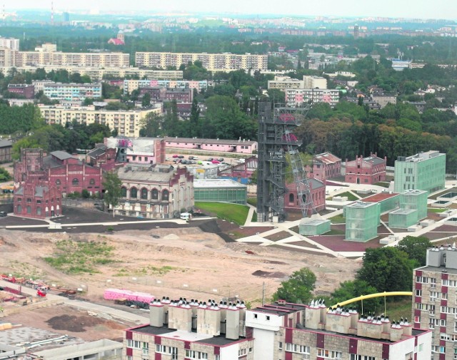 Jadąc DTŚ-ką łysą skarpę widać od frontu muzeum