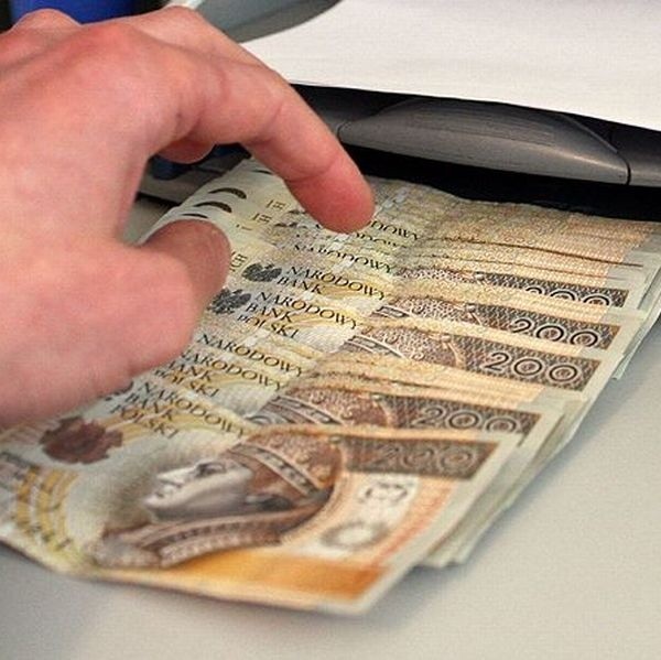 Przy zatrzymanym mężczyźnie znaleziono plik dwustuzłotowych, fałszywych banknotów.