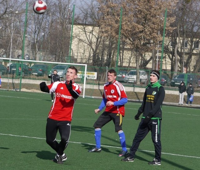 Nowym zawodnikiem Broni został dziś Łukasz Szymoniak (z lewej)