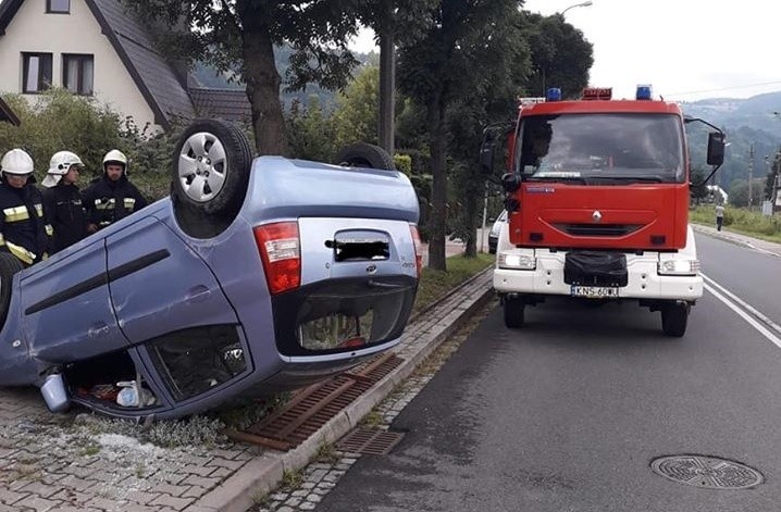 Wypadek w Piwnicznej. Samochód dachował i zatrzymał się tuż przed kapliczką [ZDJĘCIA]