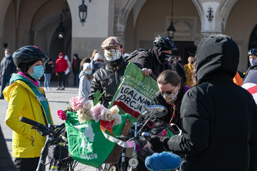Strajk Kobiet przejechał na rowerach przez Kraków