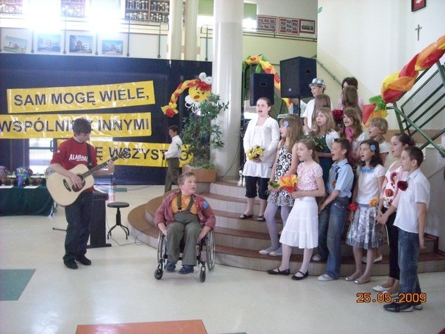 Uczniowie z Zespołu Szkół Integracyjnych imienia Jana Pawła II odśpiewali przygotowaną na tę okazję piosenkę Kwiaty we włosach.