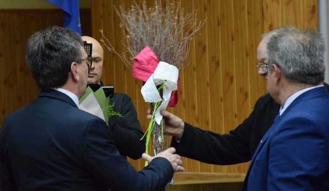 Nowy starosta włoszczowski Dariusz Czechowski otrzymał w prezencie od byłego członka zarządu Józefa Siwka… miotłę do sprzątania.
