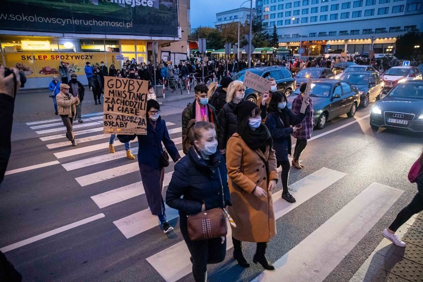 Strajk kobiet. Protestujący zablokowali rondo Lussy w...