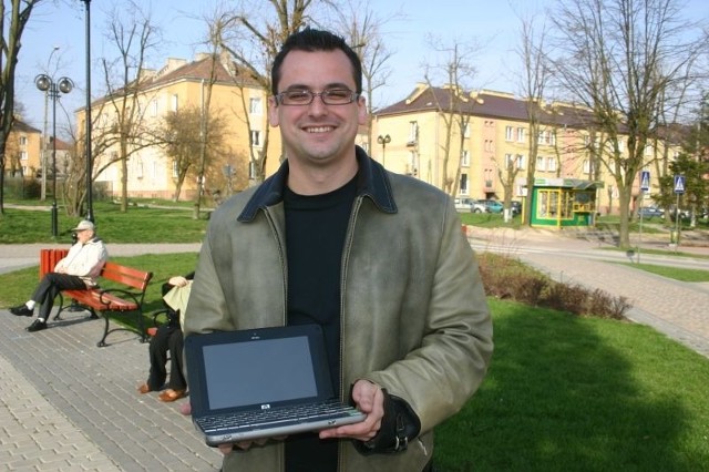 Radny Konrad Kronig prezentuje główną nagrodę w zorganizowanym przez siebie konkursie, nowoczesnego netbooka, ufundowanego przez szkołę językową Global Village.