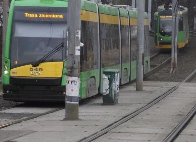 Poznań: Samochód uderzył w tramwaj. Kierowca chciał skręcić na zakazie