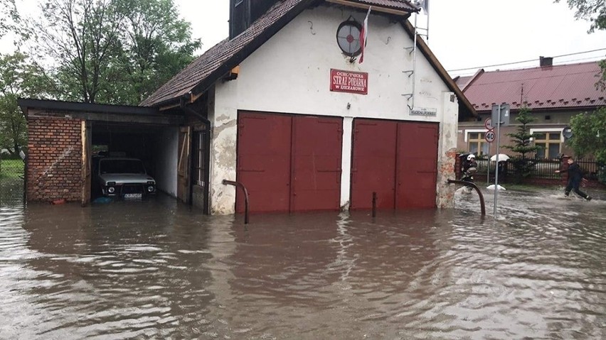 Powódź na Złocieniu i Bieżanowie w Krakowie. Na zdjęciu w...