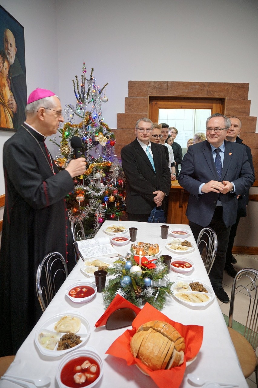 Spotkanie opłatkowe u Brata Alberta. Potrzebujący podzielili się opłatkiem